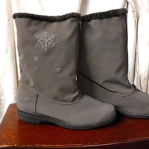 Chromatic by totes size 9M tan